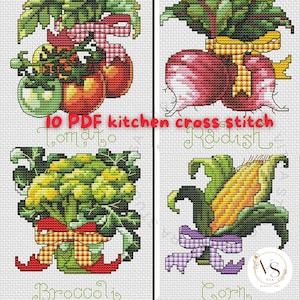 Puede incluir: Cuatro patrones de punto de cruz con verduras: tomates, rábanos, brócoli y maíz. Cada diseño está enmarcado e incluye un lazo decorativo. El texto "10 PDF kitchen cross stitch" es visible.