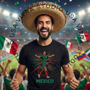 Peut inclure: Un homme portant un sombrero et un t-shirt noir avec un joueur de football en uniforme vert avec des accents rouges et verts. Le mot "MEXICO" est imprim&eacute; en vert. Des drapeaux mexicains sont en arri&egrave;re-plan.