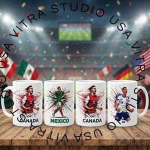 Peut inclure: Quatre mugs en c&eacute;ramique blanche avec des graphiques de joueurs de football. Chaque mug pr&eacute;sente un joueur en action, repr&eacute;sentant le Canada, le Mexique et les &Eacute;tats-Unis. Les mugs sont sur une surface en bois avec un arri&egrave;re-plan de stade et des drapeaux.
