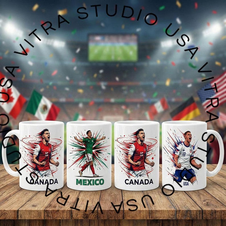 Peut inclure: Quatre mugs en c&eacute;ramique blanche avec des graphiques de joueurs de football. Chaque mug pr&eacute;sente un joueur en action, repr&eacute;sentant le Canada, le Mexique et les &Eacute;tats-Unis. Les mugs sont sur une surface en bois avec un arri&egrave;re-plan de stade et des drapeaux.