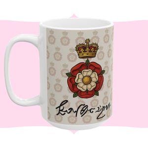 Könnte beinhalten: Weißer Keramikbecher mit einer rot-weißen Tudorrose, einer goldenen Krone und dem Wort "London". Der Becher hat ein sich wiederholendes Muster aus Rosen und Kronen auf beigem Hintergrund. Ein tolles Souvenir für London-Liebhaber.