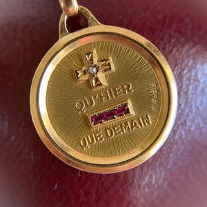 Vintage A Augis Pendant Set in 18ct Yellow Gold