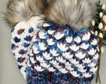 Bonnet Lotus tricoté à la main en laine mérinos | Bonnet d'hiver ultra-confortable avec pompon en fausse fourrure