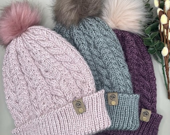 Bonnet torsadé tricoté à la main | Bonnet d'hiver douillet avec pompon en fausse fourrure
