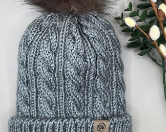 Bonnet en tricot torsadé fait main | Bonnet d'hiver avec pompon en fausse fourrure