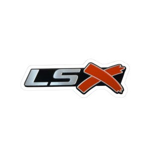 Peut inclure: Autocollant rectangulaire avec les lettres "LSX" en argent sur fond noir. Un "X" orange est superposé sur le côté droit. L'autocollant a une bordure blanche.
