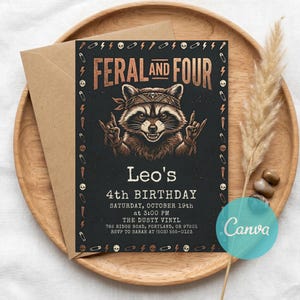 Può includere: Un invito di compleanno con un'illustrazione di procione, il testo "FERAL AND FOUR" e i dettagli dell'evento. L'invito è su sfondo nero con elementi decorativi.