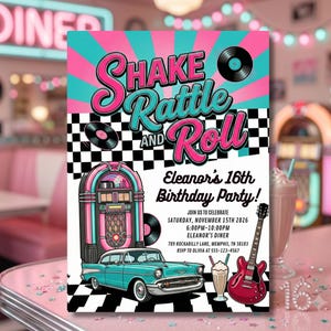 Könnte beinhalten: Eine Geburtstagsparty-Einladung im Stil der 1950er Jahre mit einem pink-türkisfarbenen Strahlenhintergrund, schwarz-weißem Schachbrettmuster, einer Jukebox, einem türkisfarbenen Oldtimer, einer roten E-Gitarre und zwei Milchshakes mit Text.