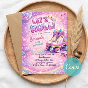 以下が含まれることがあります： ローラースケートをテーマにした誕生日招待状。招待状には「Let's Roll!」と「Emma's 11th Birthday」の文字が記載されています。デザインには、ローラースケート、ディスコボール、虹が含まれています。招待状は木製のトレイにあります。