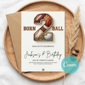 Può includere: Un invito di compleanno a tema sportivo. Il numero "2" è composto da un pallone da football americano, basket, baseball e golf. Il testo recita "BORN BALL" e "2° compleanno di Jackson". L'invito è su un vassoio di legno.