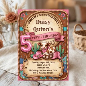 Puede incluir: Una tarjeta de invitación de cumpleaños rectangular con un borde de cuerda marrón, un globo rosa con forma de número 5, un ternero marrón y blanco, un sombrero de vaquero rosa, botas rosas y cactus verdes. El texto incluye Daisy Quinn's Fifth Birthday, Sunday, August 16th, 2026, 2:00 PM to 5:00 PM, Golden Door Barn, 321 Country Lane, Fort Worth, Texas, y RSVP to Mom at 555-888-2233.