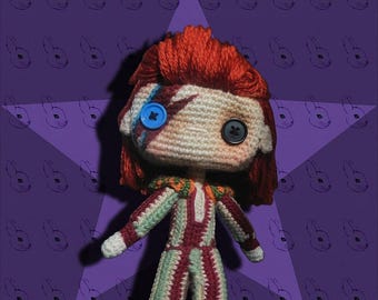 Bambola all'uncinetto Glam Rock Legend / Peluche fatto a mano con dettagli fulminei e stile iconico