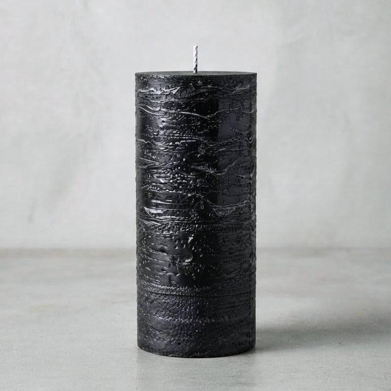Vela cilíndrica negra jaspeada / 16,5 cm / Textura de piedra