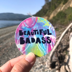 Wunderschöner Badass Sticker, Wild Woman Sticker, Schöner bunter Aufkleber, Mädchen Badass Tochter Geschenk sie, Kraftvolles Geschenk, Schwester Lustiges Geschenk