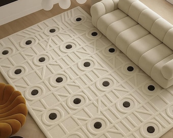 Puede incluir: Una alfombra rectangular con una superficie de color crema que presenta un patrón geométrico en relieve de líneas que se cruzan y acentos circulares de color marrón oscuro espaciados uniformemente sobre un suelo de madera clara.