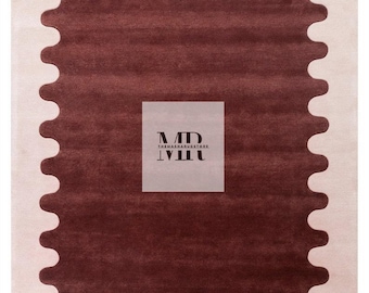 Può includere: Un tappeto rettangolare con un design a forma di francobollo. Il centro è di colore bordeaux scuro, incorniciato da un bordo beige chiaro con un bordo smerlato. Il centro presenta un logo quadrato con il testo "MD THEMAHARUGSTORE".