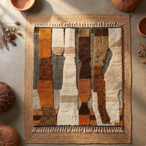Può includere: Tappeto rettangolare con bordo e frange in iuta. Il tappeto presenta forme astratte verticali nei toni dell'arancione, marrone, beige e bianco su sfondo grigio. Per l'arredamento della casa.
