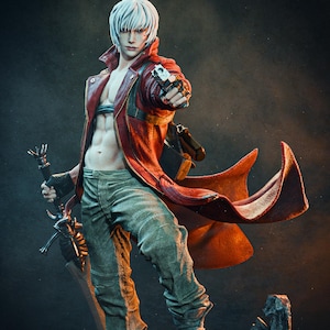 Puede incluir: Estatua detallada de un personaje con cabello blanco, vistiendo un abrigo rojo y pantalones grises, sosteniendo una pistola y una espada. La figura está posada dinámicamente, con expresión seria, sobre un fondo oscuro.