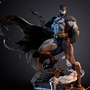 Könnte beinhalten: Detaillierte Statue von Batman in einer dynamischen Pose, in einem schwarz-grauen Anzug mit einem Fledermaussymbol auf der Brust. Die Figur hält eine Waffe und hat einen fließenden Umhang. Die Statue steht auf einem Dachsockel mit Raucheffekten.