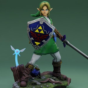 Peut inclure: Une figurine détaillée d'un personnage elfe blond portant une tunique et un bonnet verts, tenant un bouclier bleu avec un emblème triforce jaune et une épée. Une petite fée bleue lumineuse flotte près d'une base avec une souche et une bombe.