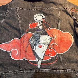 Custom Hand-Painted NARUTO Denim Jacket – Hand-Painted Itachi-Inspired Denim Jacket – Akatsuki Cloud x Mangekyō Sharingan Fan Art – Anime