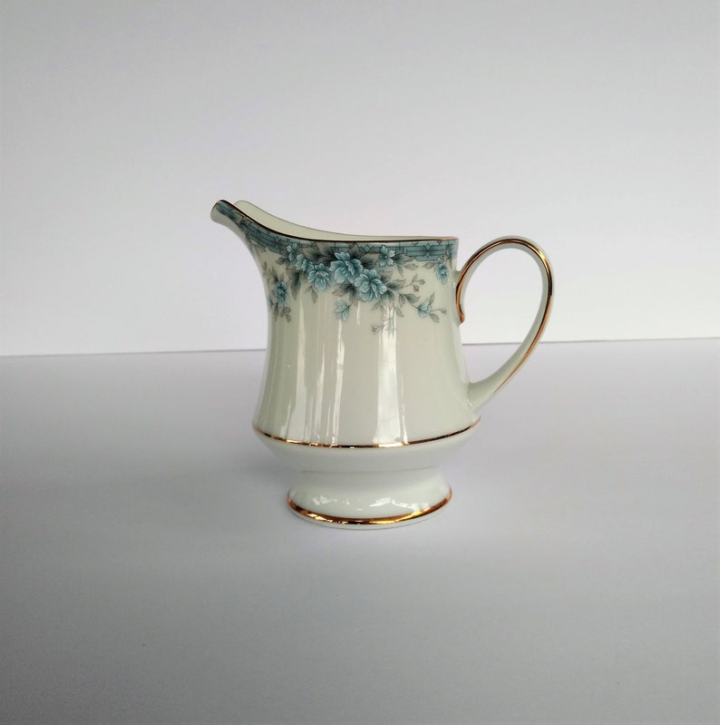 Noritake Avalon 3390 creamer blue grey floral pattern gold rim vintage 1980/'s kitchen dining serving Philippines