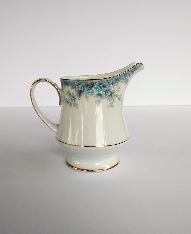 Noritake Avalon 3390 creamer blue grey floral pattern gold rim vintage 1980/'s kitchen dining serving Philippines