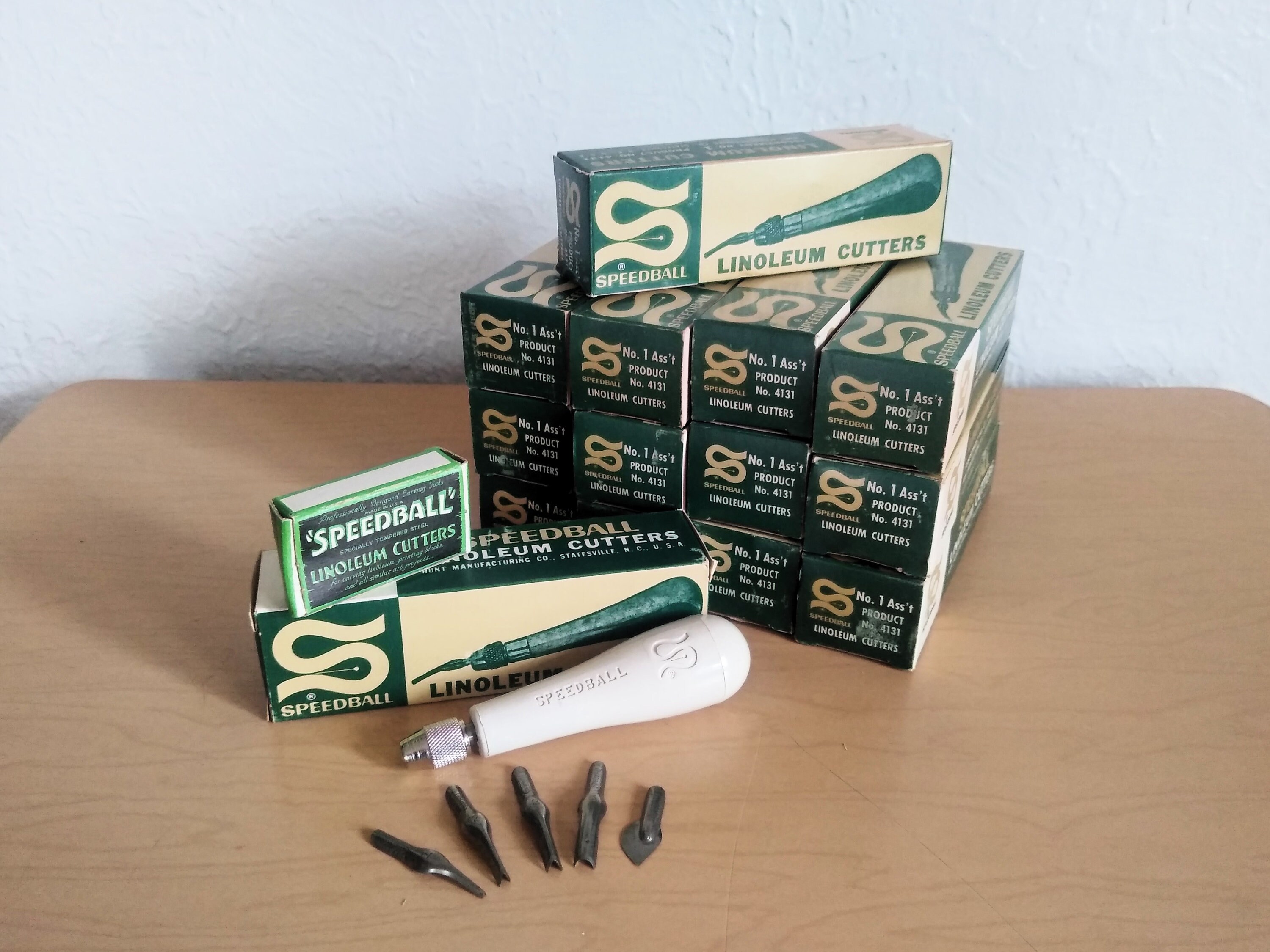 One Speedball Linoleum Cutter Kit, Assortment 1, Plastic Handle, 5