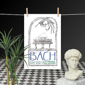 Puede incluir: Un póster en blanco y negro con una ilustración de piano y la palabra "BACH" en azul. Debajo, el texto dice "GLENN GOULD THE GOLDBERG VARIATIONS". El póster está sujeto con pinzas de madera.