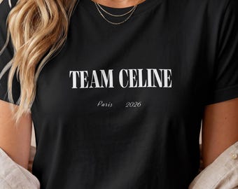 Team Celine Bold Paris Tour 2026 Slogan T-shirt, Celine Dion concertoutfit, bijpassend T-shirt voor een meidenreis, minimalistisch zwart of wit