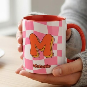 Mug personnalisé rétro avec initiales avec nom, gobelet à lettres groovy funky, cadeau alphabet coloré personnalisé