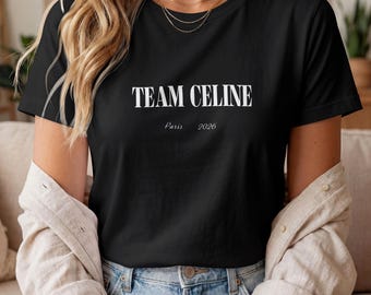 Team Celine Bold Paris Tour 2026 Slogan T-shirt, Celine Dion concertoutfit, bijpassend T-shirt voor een meidenreis, minimalistisch zwart of wit