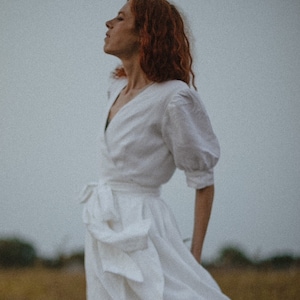 Vestido de novia boho - Vestido de novia alternativo sencillo - Vestido midi de lino con mangas princesa - Vestido minimalista de corte judicial de Mrs Pomeranz