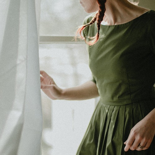 Modest vintage style wedding guest dress - Green bridesmaid midi dresses - 1950s style retro pleated gown