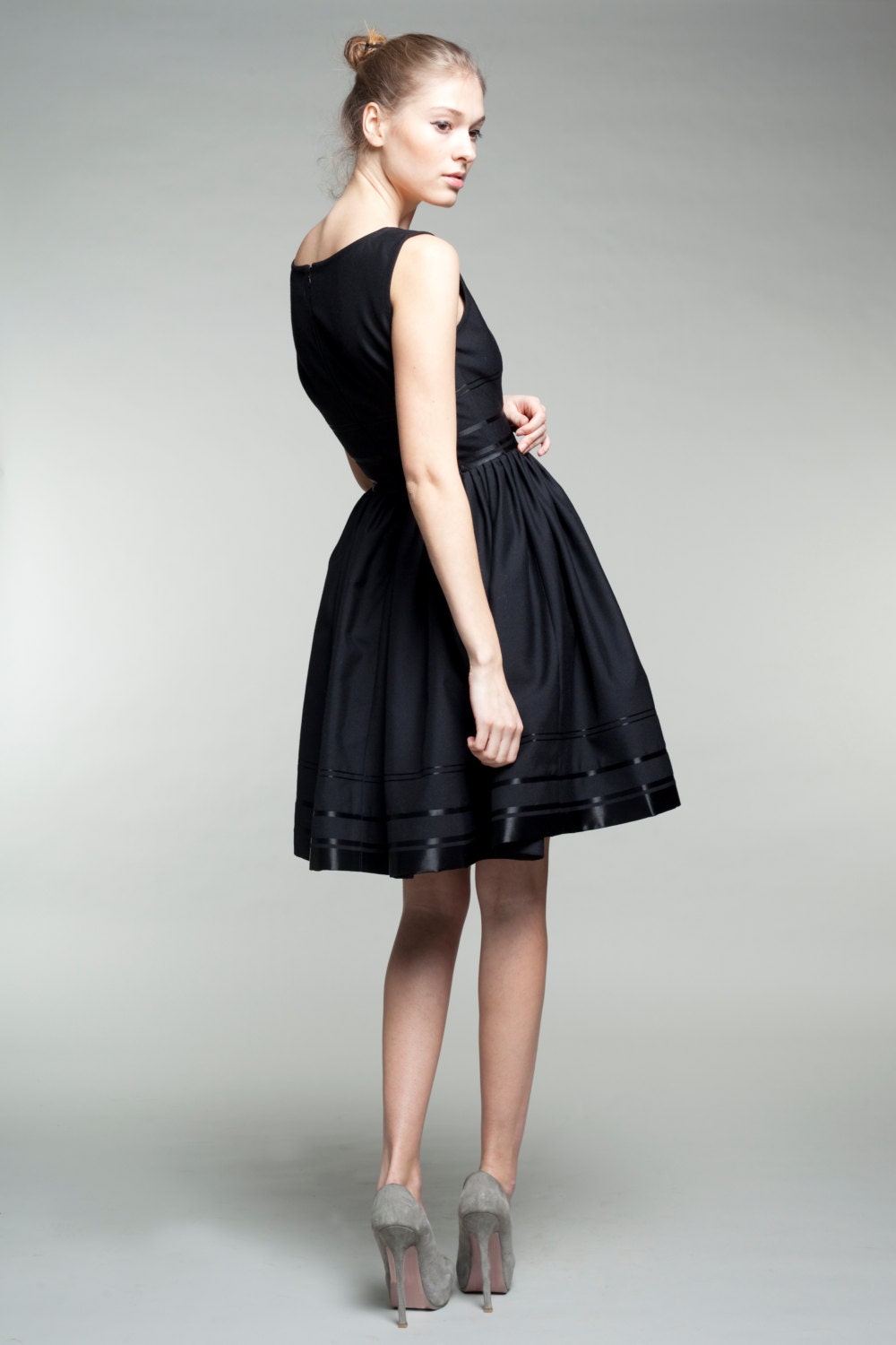 Audrey Hepburn-jurk, zwarte wollen jurk, ee-jurk, avondjurk, cirkeljurk,  jaren 1950 jurk, uitlopende jurk, cocktailjurk, nieuwjaarsfeest - Etsy  België, image size:1000x1500