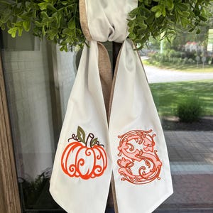 Herbst Kürbis Kranz Schärpe, gestickte Kranz Schärpe, Danksagungs-Schärpe für Tür, Kranz Schärpe, Kürbis, personalisiert, Weihnachtsgeschenk