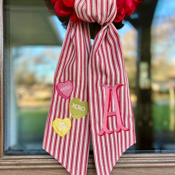 Alla hjärtans dag-kransband med broderade konversationshjärtan och personalisering