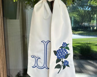 Corona de hortensias con inicial: decoración floral personalizada para la puerta