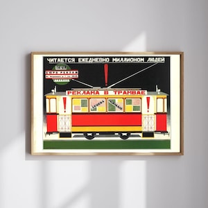 Può includere: Poster vintage raffigurante un tram rosso, giallo e bianco con la scritta "РЕКЛАМА В ТРАМВАЕ" (Pubblicità sul tram). Il poster ha uno sfondo nero con testo bianco in alto e un bordo verde e bianco.