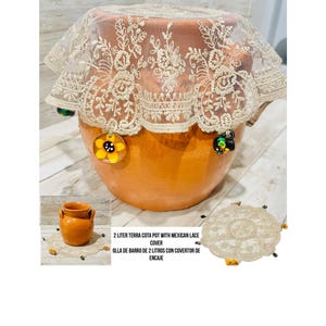 Olla de Barro con Cobertor de Encaje con Decorativos Mexicanos Mexican 2 Liter Clay Pot with Lace Cloth Cover and Mini Mexican Accents