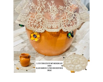 Olla de Barro con Cobertor de Encaje con Decorativos Mexicanos Mexican 2 Liter Clay Pot with Lace Cloth Cover and Mini Mexican Accents