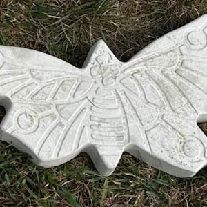 Garden Butterfly Stepping Stone Garden Pathway Stepping Stone Outdoor Yard Decoration Cement Paver Lawn and Patio Ornament