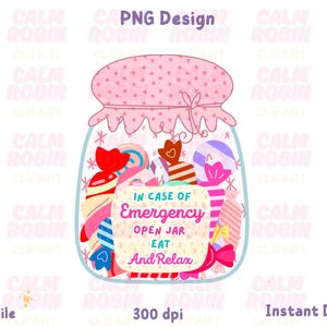 Pode incluir: Ilustração digital de um frasco de vidro cheio de doces coloridos. O frasco tem uma tampa rosa com padrões de coração e um rótulo que diz "In Case of Emergency, Open Jar, Eat, And Relax."