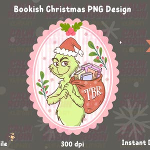 Puede incluir: Diseño digital de un personaje verde con gorro de Papá Noel, llevando una bolsa de libros con la etiqueta "TBR". El diseño está enmarcado en un óvalo rosa, con el texto "Bookish Christmas PNG Design."