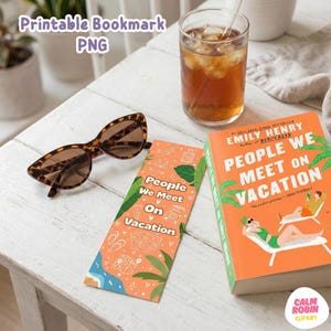 Op de afbeelding: Een bladwijzer met de tekst "People We Meet On Vacation" en illustraties met een reisthema, naast een boek met dezelfde titel, een zonnebril en een glas ijsthee. De bladwijzer is een PNG-bestand.
