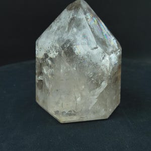 Grande tour de quartz clair 1,3 kg – Pointe de cristal de quartz naturel brésilien | Cristal générateur de guérison | Spécimen minéral pour la décoration intérieure