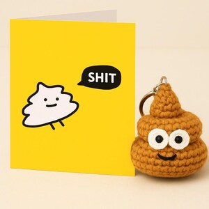 Cartão de felicitações engraçado com cocô e chaveiro de crochê – Conjunto de humor “SH*T” – Presente de brincadeira para amigo, cartão de aniversário feito à mão, papelaria engraçada