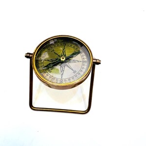 Bussola magnetica in ottone, bussola con supporto da lavoro fatta a mano, etichetta posteriore, bussola in ottone, regalo per lui