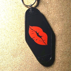 Llavero de labios rojos con besos – Regalo / Llavero acrílico estilo motel / Adorno para coche / Adorno para calcetines navideños