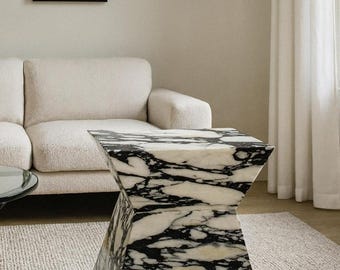 Mesa auxiliar de mármol Calacatta Viola: Mesa auxiliar geométrica con forma de reloj de arena /